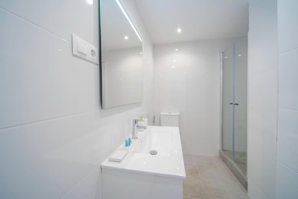 2 Bed Apartment, Big Terrace, Pool, Views + Beach!