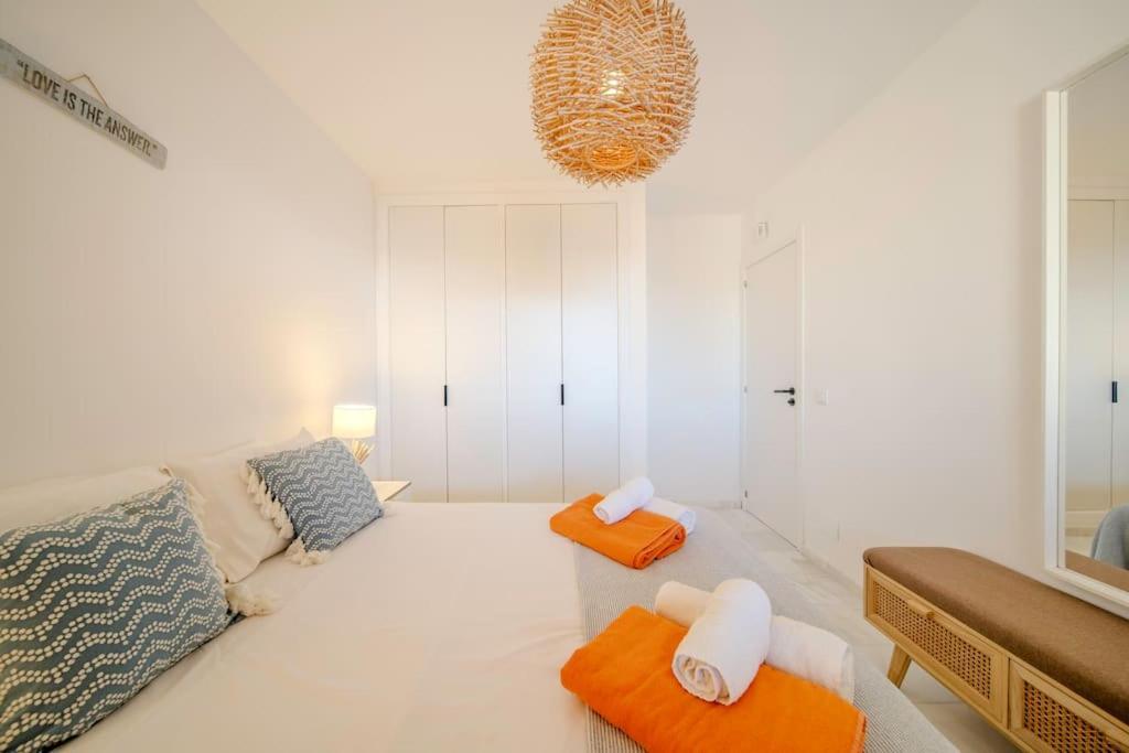 2 Bed Apartment, Big Terrace, Pool, Views + Beach! Apartment