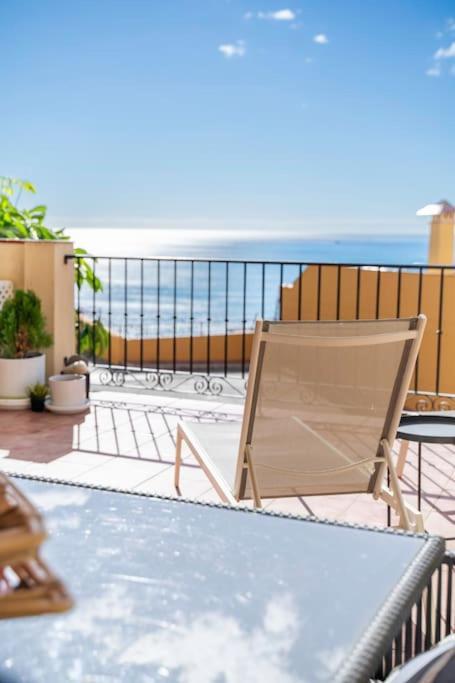 Apartment 2 Bed Apartment, Big Terrace, Pool, Views + Beach! Benalmadena
